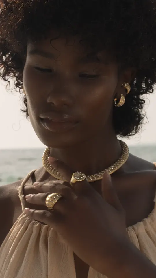 Lynyer video, Campaign · Beach
